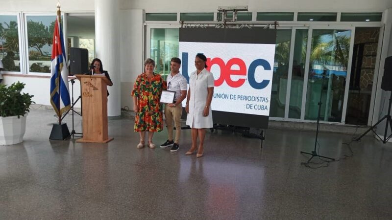 Entregan premios del Concurso Nacional de Periodismo 26 de Julio