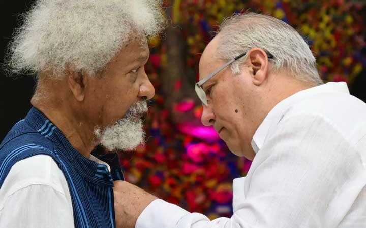 Recibe escritor Wole Soyinka Medalla Haydée Santamaría