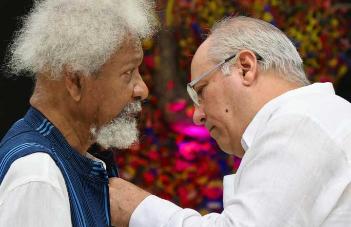 Recibe escritor Wole Soyinka Medalla Haydée Santamaría