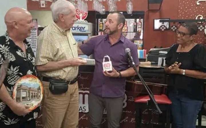 Entregan distinción de la Egrem al periodista y crítico literario Fernando Rodríguez Sosa