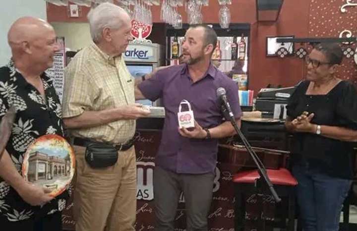 Entregan distinción de la Egrem al periodista y crítico literario Fernando Rodríguez Sosa