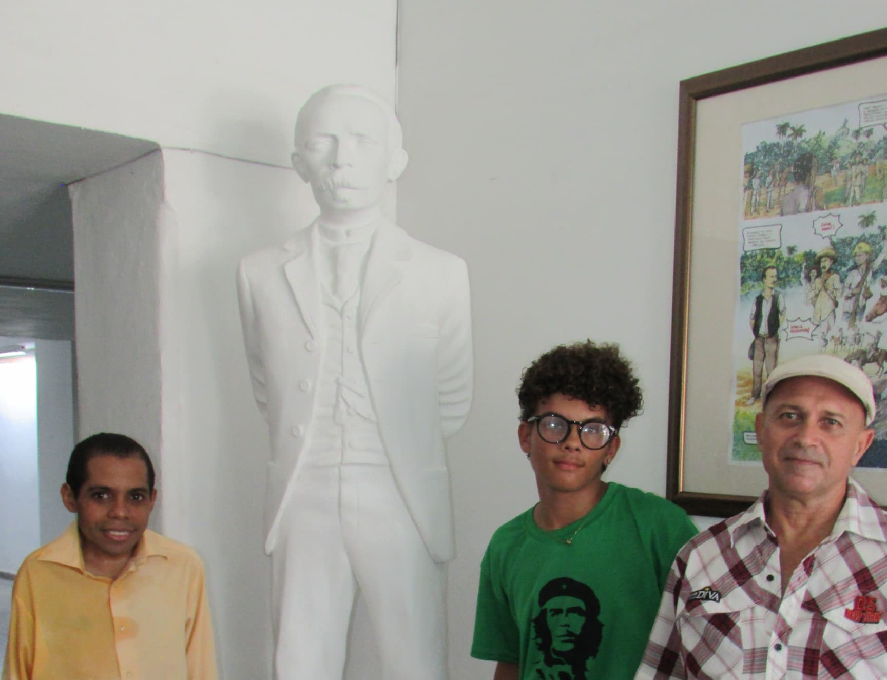 Develan escultura de José Martí en La Habana