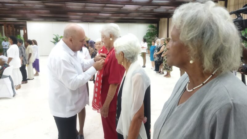 Condecoran a féminas destacadas en el aniversario 64 de la Federación de Mujeres Cubanas