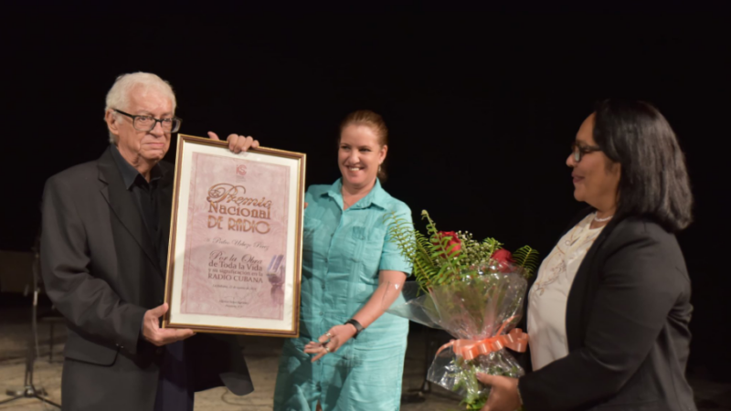 Entregan Premio Nacional de Radio 2024 a Pedro Urbezo