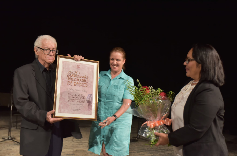 Entregan Premio Nacional de Radio 2024 a Pedro Urbezo
