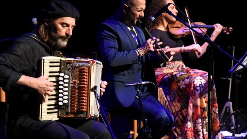 Acerca la música a las culturas andina y cubana