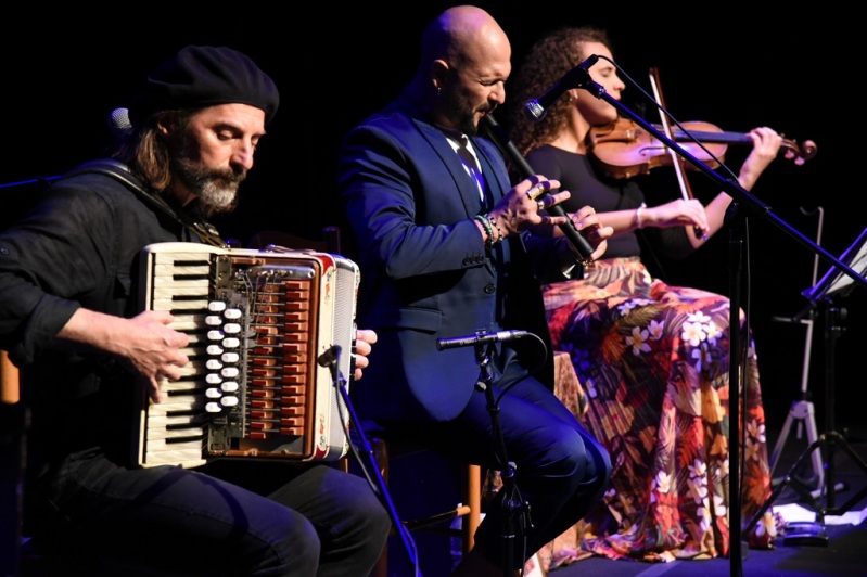 Acerca la música a las culturas andina y cubana