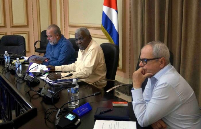 Analiza Consejo de Estado proyecciones del Gobierno para corregir distorsiones y reimpulsar la economía