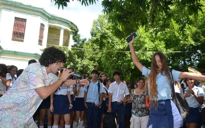 Cantautores cubanos sorprenden a estudiantes de La Habana en acto de inicio del curso escolar