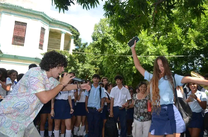 Cantautores cubanos sorprenden a estudiantes de La Habana en acto de inicio del curso escolar