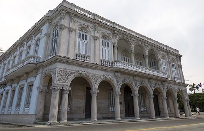 Acoge pinacoteca cubana de la música conferencia Identidad de un museo