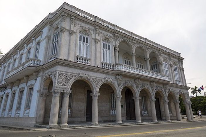 Acoge pinacoteca cubana de la música conferencia Identidad de un museo