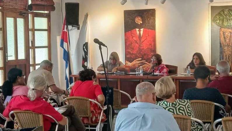 Debaten sobre la importancia de la Comunicación para la defensa de la cultura e identidad nacional