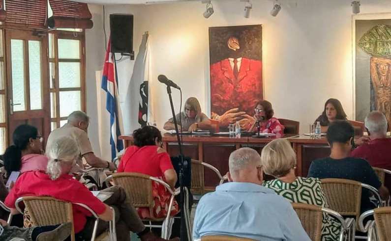 Debaten sobre la importancia de la Comunicación para la defensa de la cultura e identidad nacional