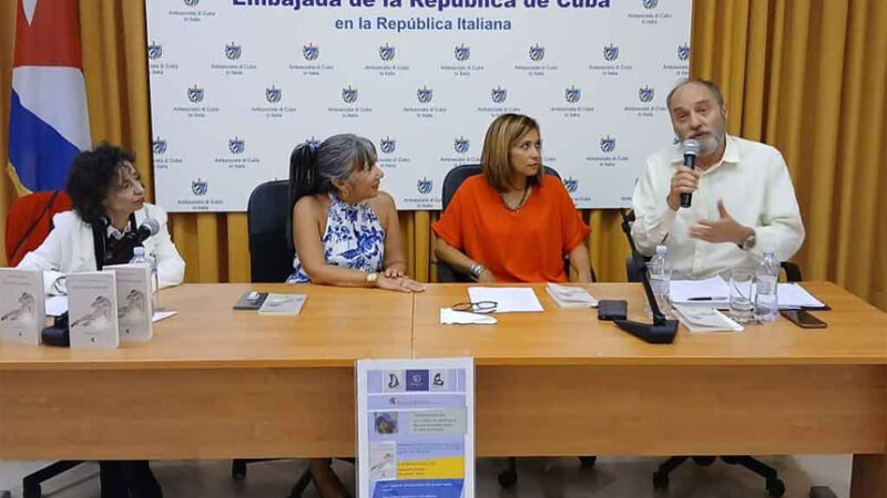 Poeta cubana-italiana presenta libro en Embajada de su país en Roma