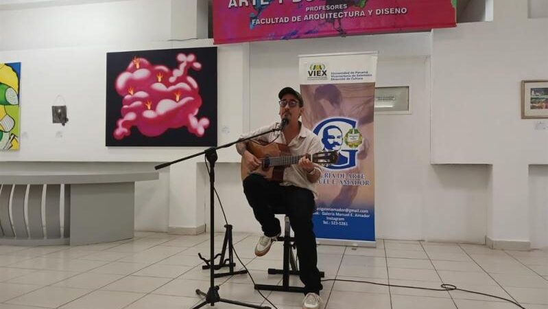 Adrián Berazaín lleva trova cubana a público de Panamá