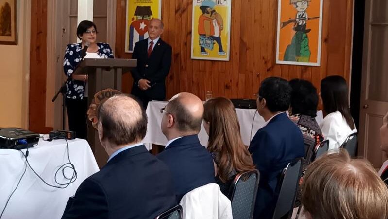 Exponen en Chile carteles del cine cubano