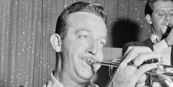 El trompetista estadounidense Harry James en Media hora con su intérprete