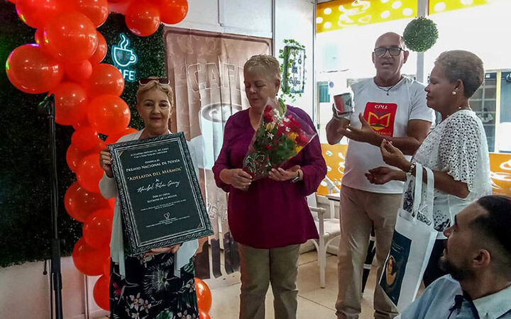 Entregan en Holguín Premio Nacional de Poesía Adelaida del Mármol