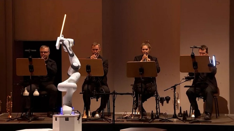 Robot dirige Orquesta Sinfónica de Dresde, en Alemania