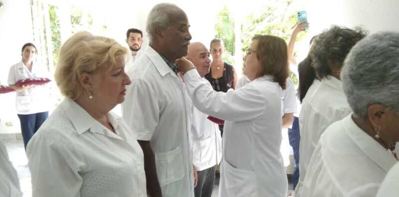 Entregan reconocimientos a profesionales de la Facultad de Ciencias Médicas Manuel Fajardo