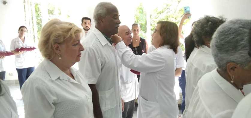 Entregan reconocimientos a profesionales de la Facultad de Ciencias Médicas Manuel Fajardo