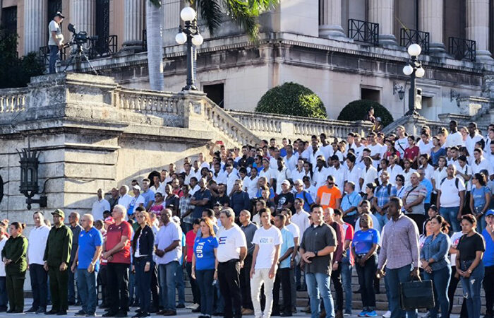 Presidente de Cuba marcha en homenaje a estudiantes fusilados