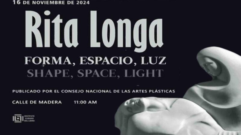 Rita Longa en el centro del espacio Sábado del Libro