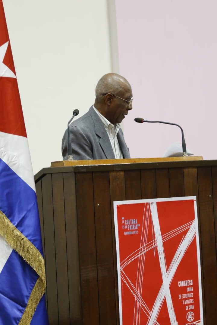 Orlando Vistel, presidente saliente de la Asociación de Músicos, dando lectura en jornada de clausura del X Congreso de la UNEAC al dictamen de la Comisión resultado del cónclave. Foto/ Liesther Amador