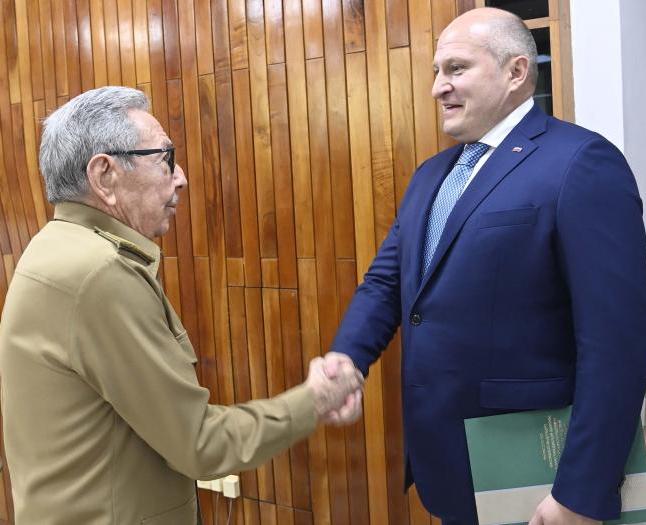 Recibió Raúl al Ministro de Situaciones de Emergencias de la Federación de Rusia