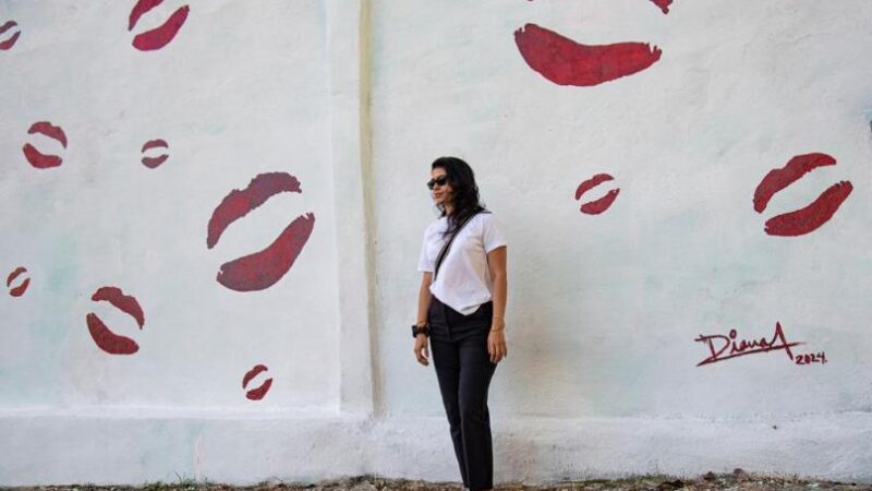 Artista cubana llena de besos muro del malecón habanero