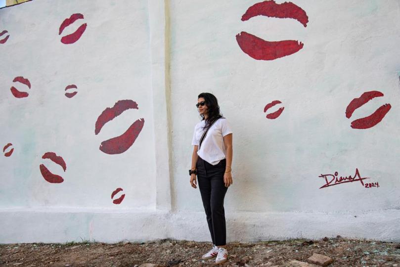 Artista cubana llena de besos muro del malecón habanero