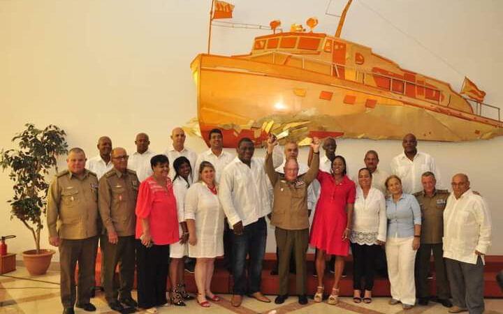 Felicita Presidente cubano a integrantes y fundadores de las FAR