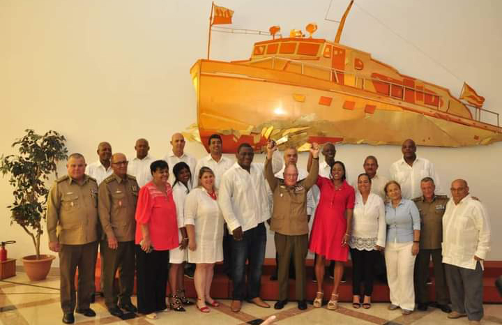 Felicita Presidente cubano a integrantes y fundadores de las FAR