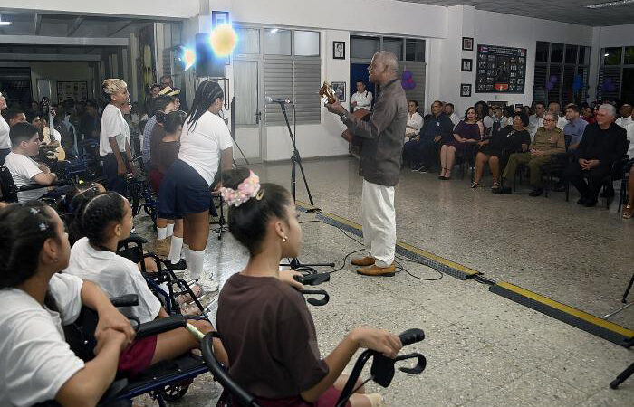 Celebran Raúl y Díaz-Canel aniversario 35 de la Escuela Solidaridad con Panamá