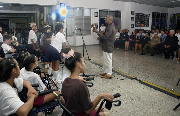 Celebran Raúl y Díaz-Canel aniversario 35 de la Escuela Solidaridad con Panamá