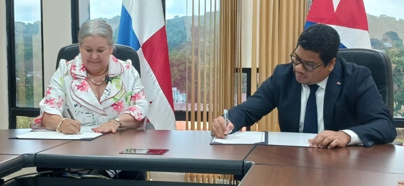 Reanudan Cuba y Panamá programa conjunto de alfabetización