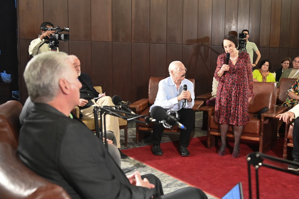 Se reúne Díaz-Canel con participantes en 45º Festival de Cine de La Habana