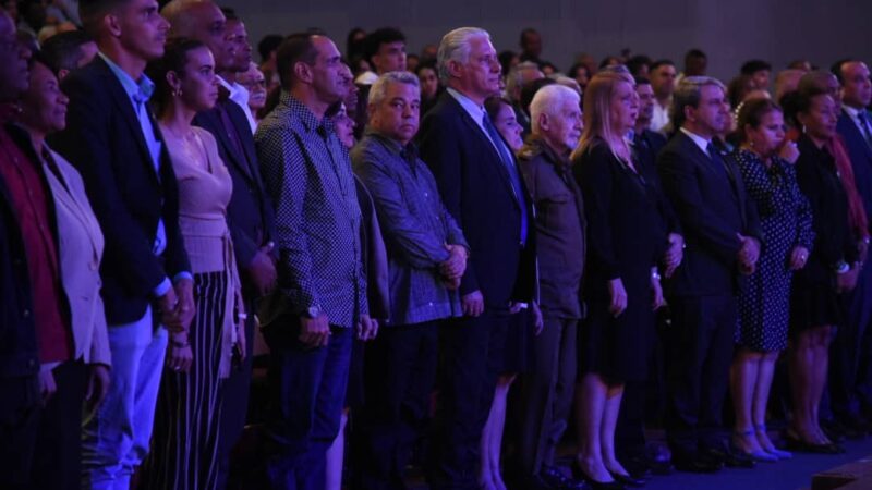 Presidente cubano asiste a gala por el aniversario 60 de universidad tecnológica
