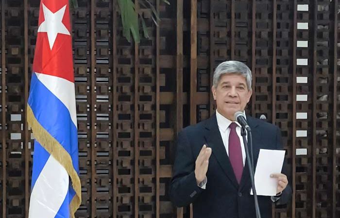 Reitera Cuba disposición de cumplir compromisos de acuerdos migratorios