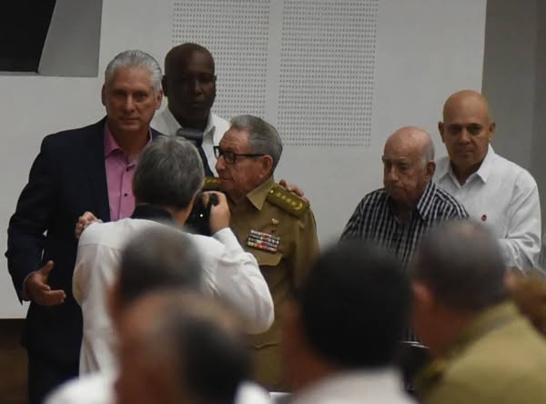 Asisten Raúl y Díaz-Canel a sesión de clausura del Parlamento