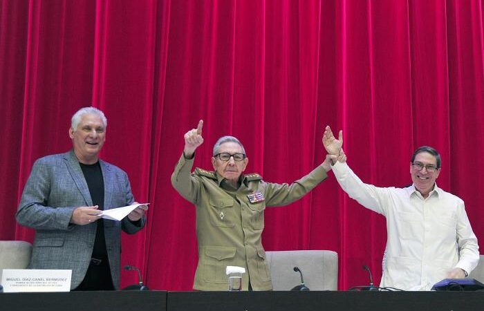 Raúl y Díaz-Canel asisten al acto por el aniversario 65 del Minrex