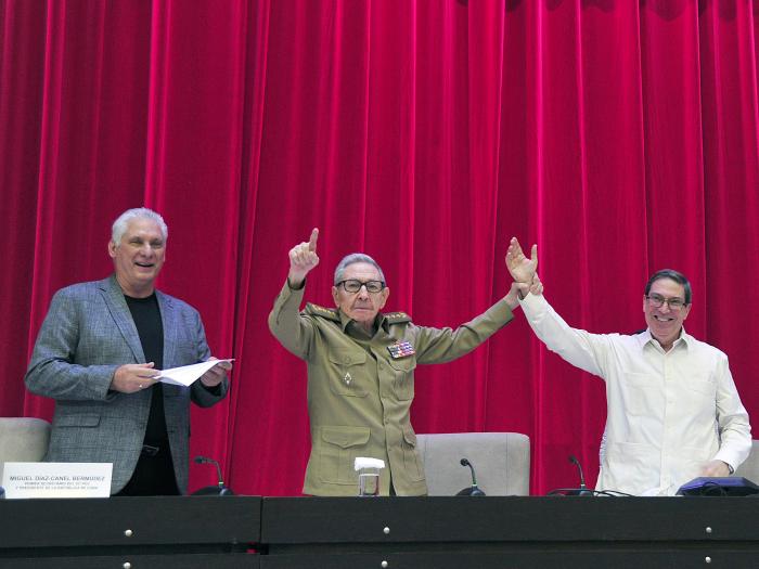 Raúl y Díaz-Canel asisten al acto por el aniversario 65 del Minrex