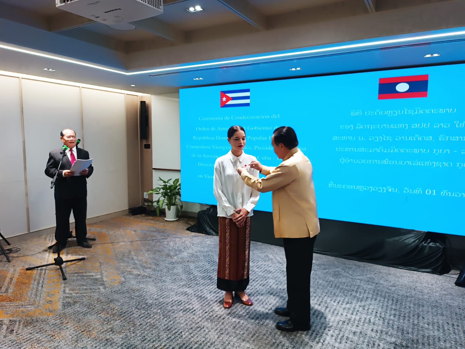 Recibe Viengsay Valdés Medalla de la Amistad en Laos