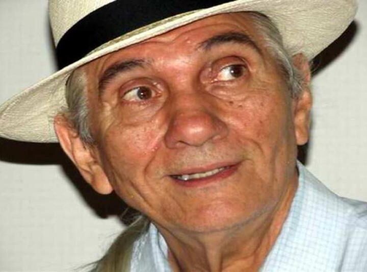 Espacio literario en librería Fayad Jamís con el poeta Waldo Leyva