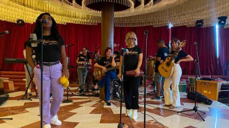 Público panameño disfruta por primera vez de la orquesta femenina Anacaona