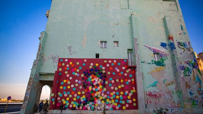 Atractivas obras en galería de arte a cielo abierto próxima al malecón habanero