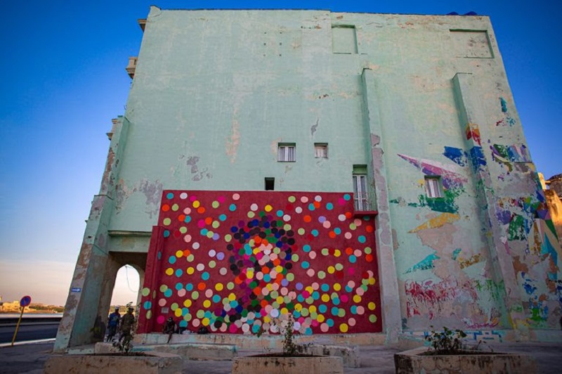 Atractivas obras en galería de arte a cielo abierto próxima al malecón habanero