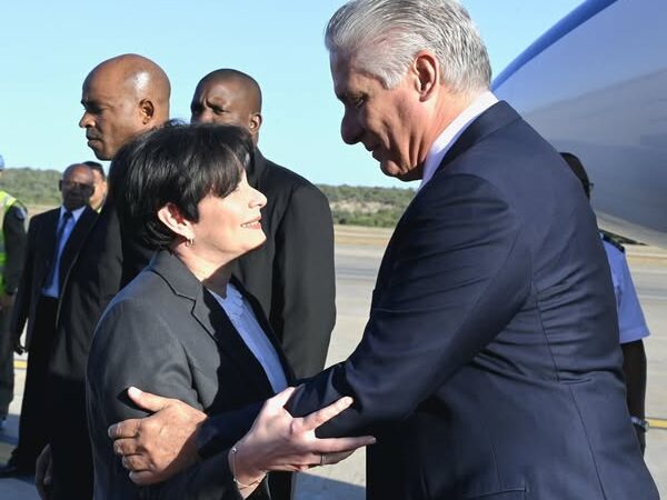 Díaz-Canel en Caracas para investidura presidencial de Nicolás Maduro