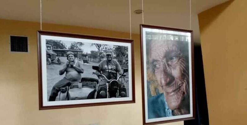 Exposición colectiva en el Teatro Nacional habla de razas y tradiciones en Cuba